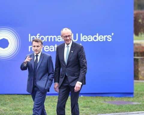 Macron und Merz beim EU-Gipfel, symbolisieren deutsch-französische Zusammenarbeit für eine wettbewerbsfähige Industrie.