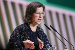 Hannah Neumann diskutiert Militärschläge, Iran-Konflikt und EU-Rolle während einer Pressekonferenz.