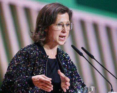 Hannah Neumann diskutiert Militärschläge, Iran-Konflikt und EU-Rolle während einer Pressekonferenz.