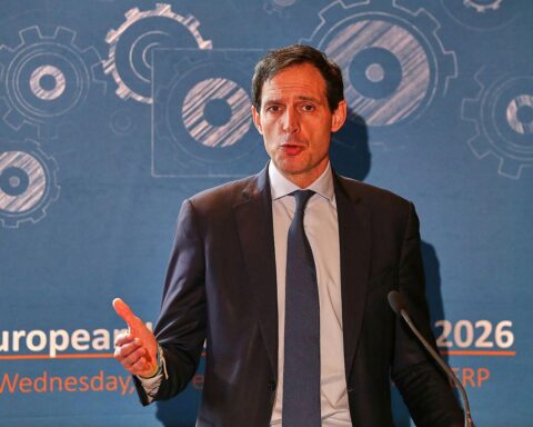 Wopke Hoekstra spricht über Atomkraft und Elektrifizierung zur Stärkung der EU-Wirtschaft.