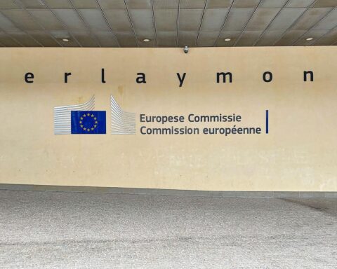 Brüsseler Büro, EU-Flaggen, Technik, Wettbewerb, Meta, Künstliche Intelligenz, WhatsApp, Regulierung, Unternehmen.