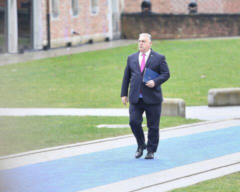 Viktor Orbán umgeben von Symbolen europäischer Solidarität und Spannungen in der Ukrainepolitik.