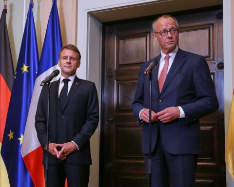 Macron und Merz diskutieren über europäische Wettbewerbsfähigkeit und wirtschaftliche Strategien in Brüssel.
