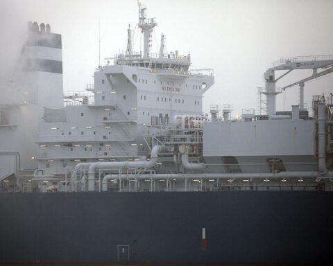 Schwimmendes LNG-Terminal, symbolisiert den steigenden Energieimport der EU aus den USA.