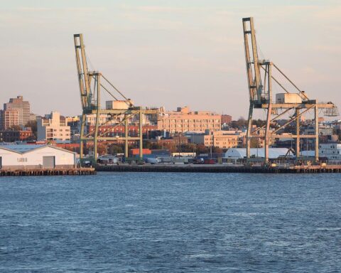 Industrieanlagen symbolisieren den transatlantischen Handel und die Herausforderungen durch Zollfragen.