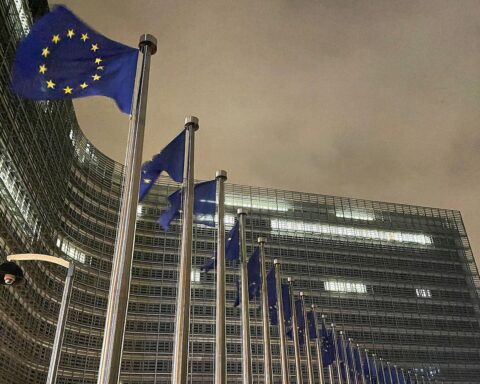 EU-Flagge vor dem EU-Gebäude, symbolisiert Verteidigungspakt mit Australien, geopolitische Zusammenarbeit.
