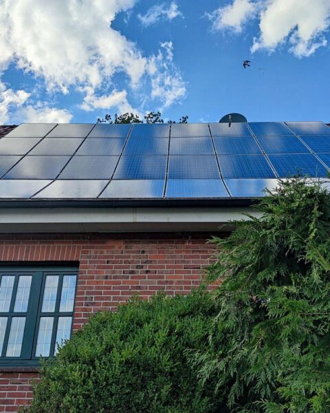 Solarzellen auf einem Hausdach symbolisieren den Streit um die Förderung erneuerbarer Energien.