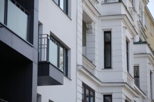 Hausfassade, symbolisiert steigende Mieten durch neue Abgaben für Krankenkassen- und Pflegebeiträge.