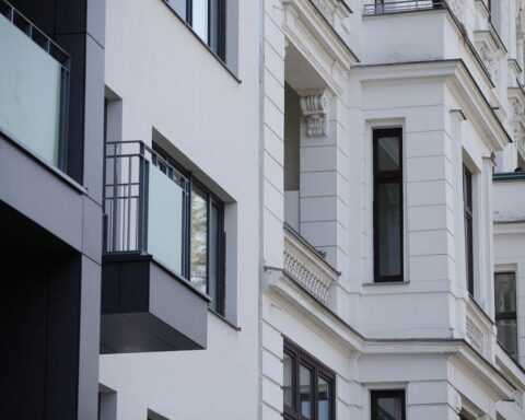 Hausfassade, symbolisiert steigende Mieten durch neue Abgaben für Krankenkassen- und Pflegebeiträge.