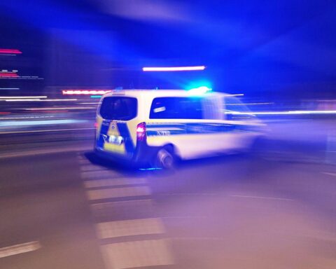 Polizeiauto mit Blaulicht vor Juweliergeschäft nach nächtlichem Einbruch in Hamburg-Harburg.