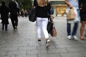 Passantin auf der Düsseldorfer Kö, symbolisiert den Einzelhandel in Deutschland 2025.
