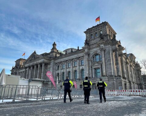 Reichstagsgebäude mit Feuerwehrfahrzeugen vor Ort nach Gas-Alarm, Entwarnung erteilt.