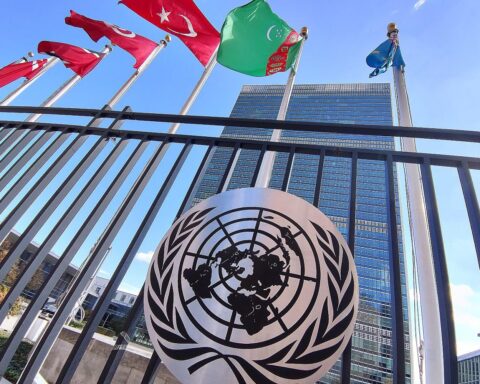 Annalena Baerbock spricht am UN-Pult, fordert Opferschutz und Gleichstellung der Geschlechter.