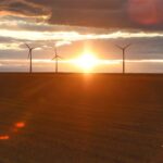 Windräder unter bewölktem Himmel, symbolisieren wechselhaftes Wetter in Niedersachsen und Bremen.