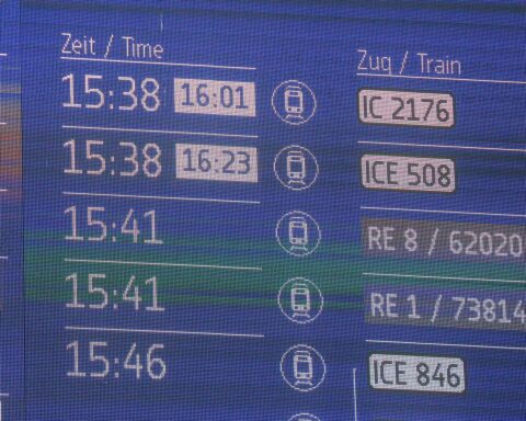 Anzeigetafel der Deutschen Bahn mit Störungsmeldungen und aktuellen Fahrplaninformationen.