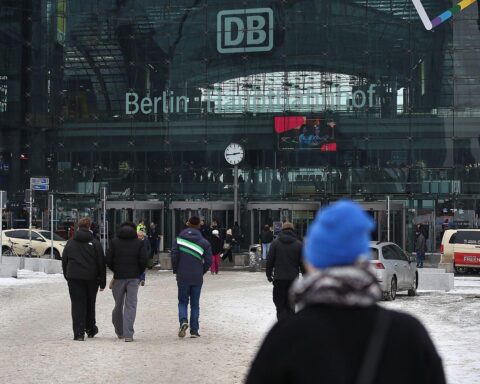 Rolltreppen im Berliner Hauptbahnhof wieder in Betrieb nach erfolgreichen Sicherheitsprüfungen.