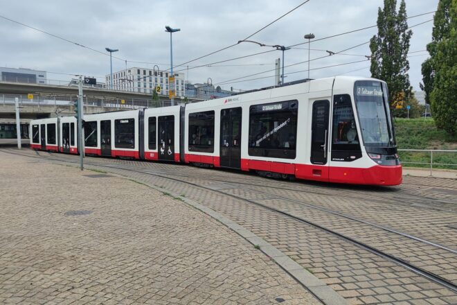 Erste kurze Straßenbahn "Tina" startet Fahrgastbetrieb in Halle