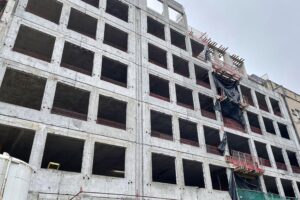 Baugenehmigung steigert sich: Baustelle mit Bauarbeiten für neue Wohnungen und Baugeräte.