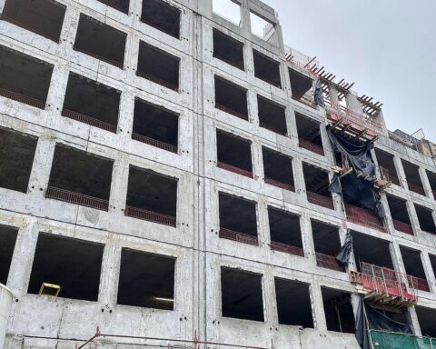 Baugenehmigung steigert sich: Baustelle mit Bauarbeiten für neue Wohnungen und Baugeräte.