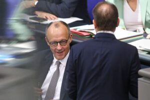 Politiker Friedrich Merz und Alexander Dobrindt zeigen positive Umfragewerte für CDU/CSU im Bundestag.