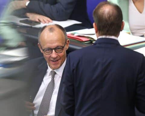 Politiker Friedrich Merz und Alexander Dobrindt zeigen positive Umfragewerte für CDU/CSU im Bundestag.