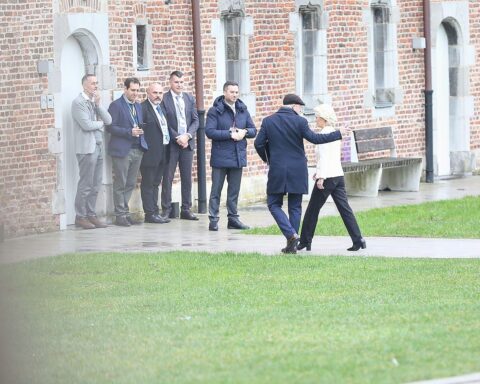 Ursula von der Leyen beim EU-Rat, Hintergrund: Ermittlungen zur Immobilienverkäufen der Kommission.