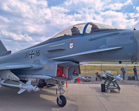 Ein Eurofighter im Flug, symbolisiert die Debatte um Kampfflugzeuge und Luftkriegsführung.