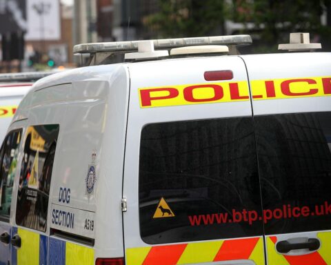 Britische Polizei während der Festnahme von Prinz Andrew wegen Amtsmissbrauchs.