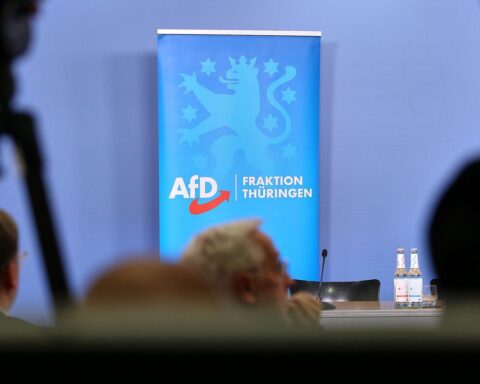 Ehemaliger Richter diskutiert mögliche Verbote der AfD im Thüringer Landtag, juristische Analyse.