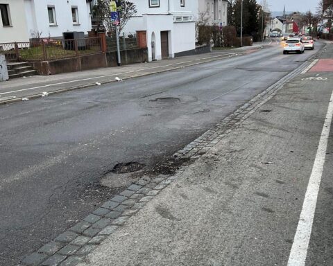 Schlaglöcher in Bamberg, verursacht durch Frost, Regen und rasche Wetterwechsel. Straßenreparaturen laufen.