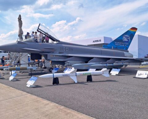 Eurofighter im Hintergrund, Symbol für europäische Verteidigungskooperation und Luftfahrtinnovation.