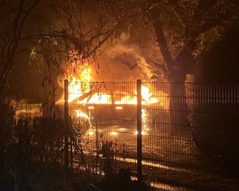 Brennender Audi im Garten, Polizei und Feuerwehr im Einsatz, keine Verletzten, Brandursache ermittelt.