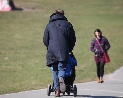 Familie mit Kind, symbolisiert Unterstützung und Wachstum durch Kindergeld und Kinderzuschlag.