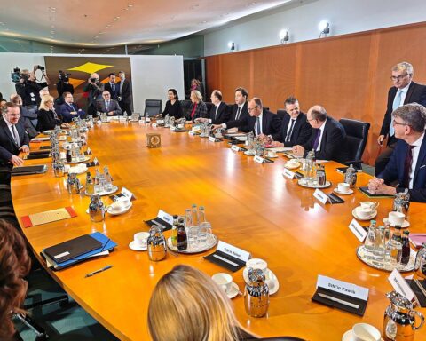 Politiker diskutieren in Kabinettssitzung; Umfrage zeigt negative Meinung über ihre Arbeit.