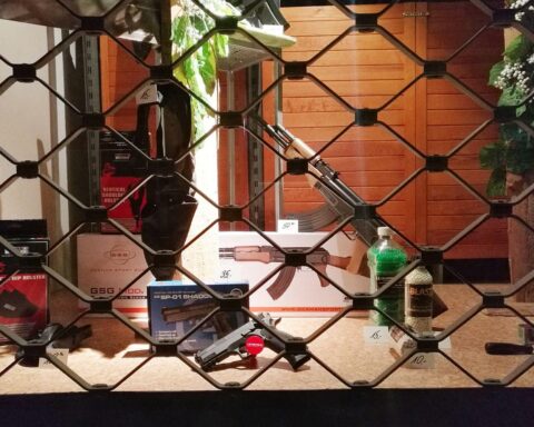 Zunehmende Besitzer von Kleinen Waffenscheinen in Deutschland, dargestellt durch verschiedene Sportwaffen.