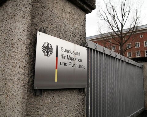 Asylverfahren beim Bamf dauern 2025 im Durchschnitt 12,2 Monate, Rekordwartezeiten.