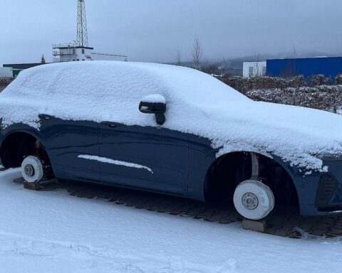 Ein Volvo auf Backsteinen, Felgen gestohlen, Polizei sucht Zeugen für Diebstahl.