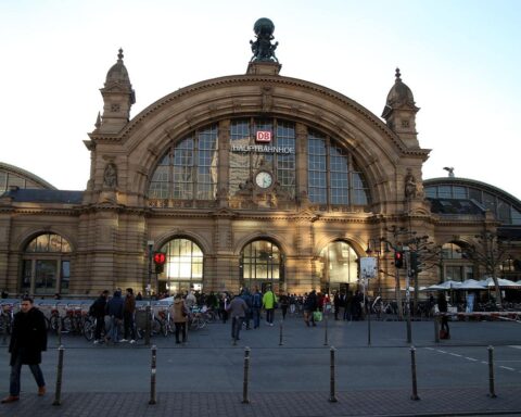 Polizei führt Festnahme eines Mannes im Bahnhofsviertel nach Schlagstockangriff durch.