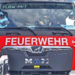 Brand auf Parkplatz: Feuerwehr löscht Feuer an mehreren Fahrzeugen, keine Verletzten, hohe Sachschäden.