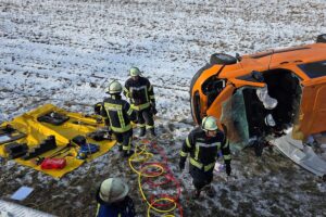 Verkehrsunfall auf Landesstraße, Feuerwehr rettet eingeklemmten Fahrer aus Transporter, Rettungskräfte vor Ort.