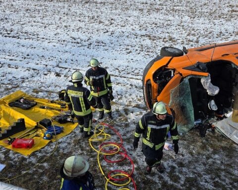 Verkehrsunfall auf Landesstraße, Feuerwehr rettet eingeklemmten Fahrer aus Transporter, Rettungskräfte vor Ort.