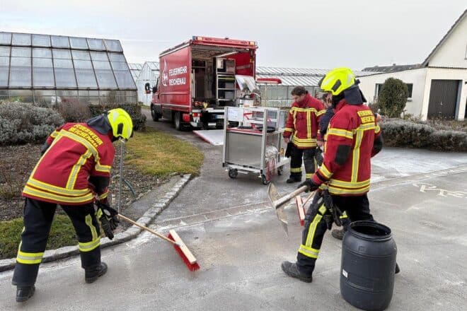 Feuerwehr beseitigt Dieselspur in Reichenau