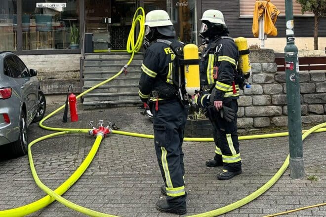 Feuerwehr löscht Brand in Lüftungsanlage während Karnevalszug