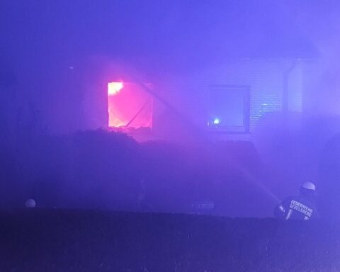 Ausgedehnter Hausbrand in Gevelsberg, Feuerwehr löscht Flammen, Feuerwehrleute im Einsatz.