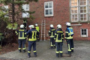 Feuerwehr öffnet verschlossenes Gebäude, findet defekte Rauchmelder, kein Brand oder Rauch entdeckt.