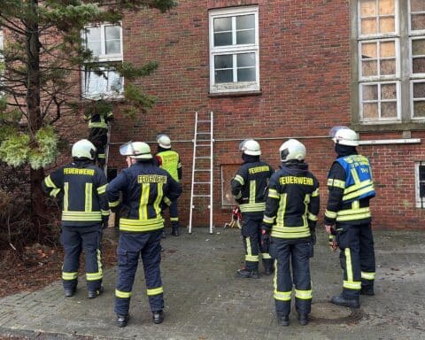 Feuerwehr öffnet verschlossenes Gebäude, findet defekte Rauchmelder, kein Brand oder Rauch entdeckt.