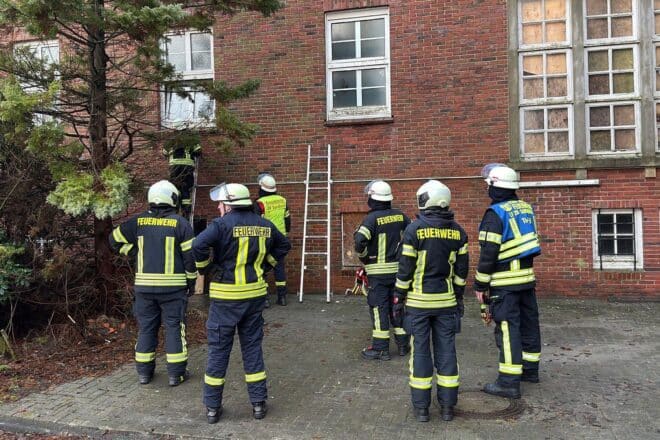 Feuerwehr öffnet Gebäude nach Rauchmelder-Alarm in Aurich