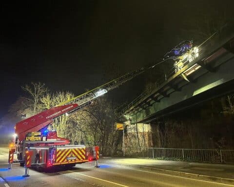 Feuerwehr rettet vier junge Menschen aus steiler Böschung mit Drehleiter bei Weinheim.