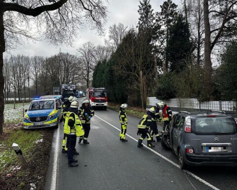 Feuerwehr Schermbeck beim Einsatz nach Lkw-Pkw-Kollision, Flüssigkeiten werden aufgenommen.