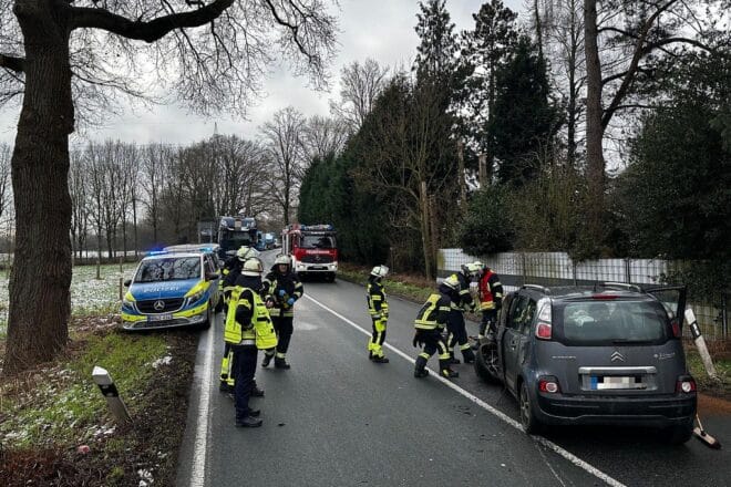 Feuerwehr rückt nach Verkehrsunfall und Fehlalarm in Schermbeck aus